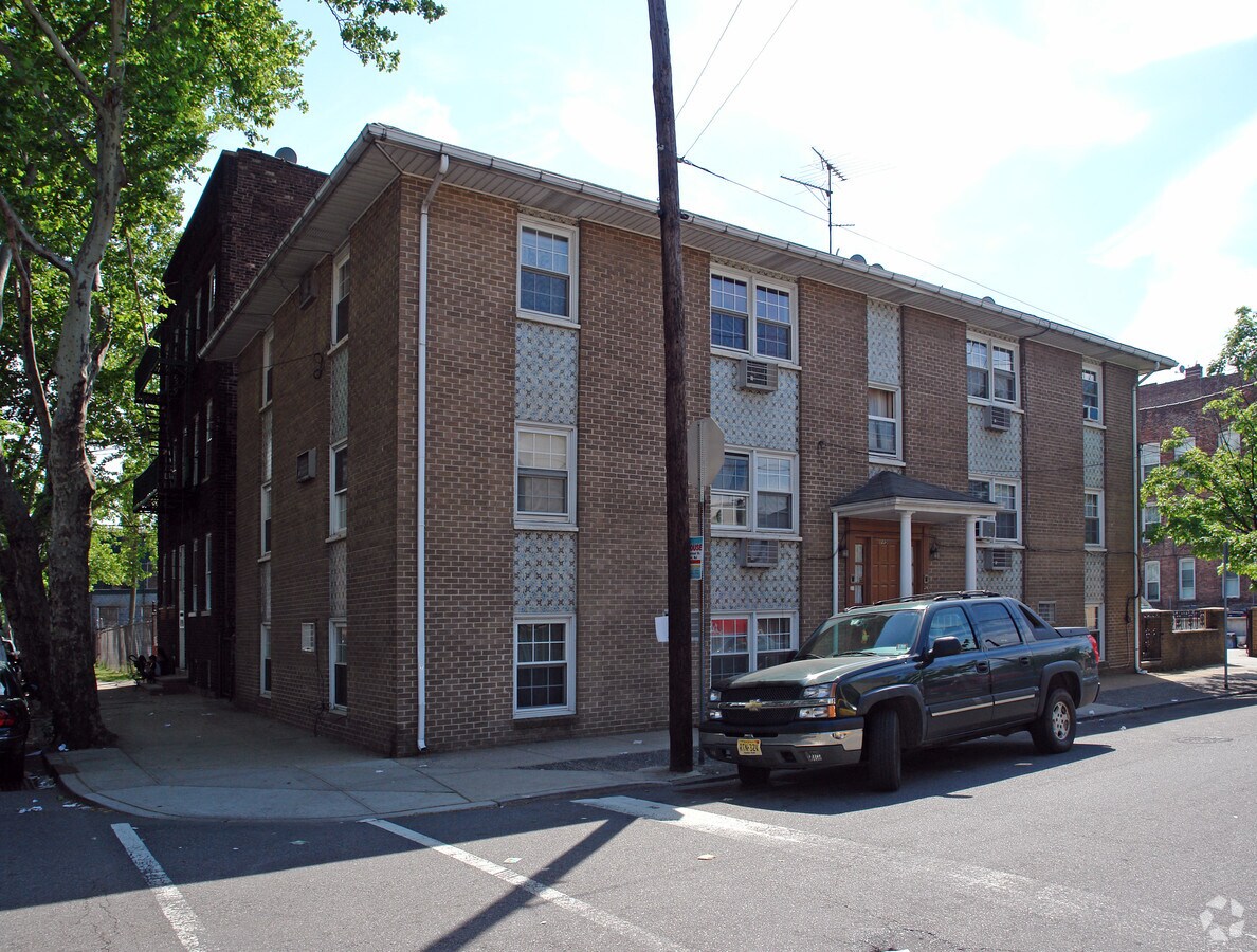 Photo - 115 Pulaski St Apartments