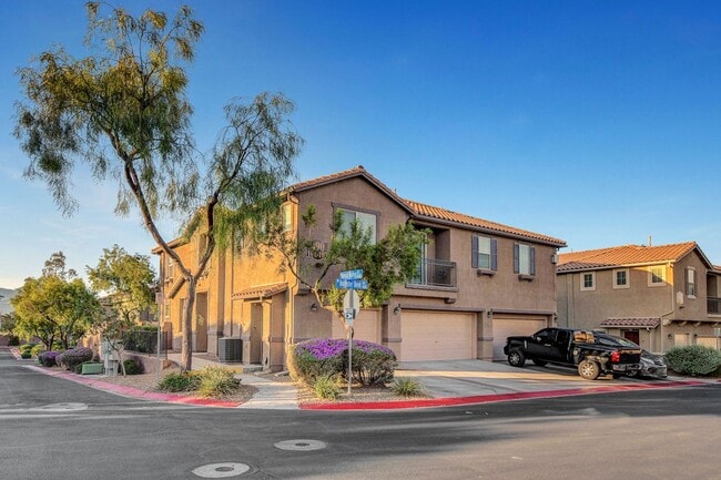 Building Photo - Gated KINGS HILL Community