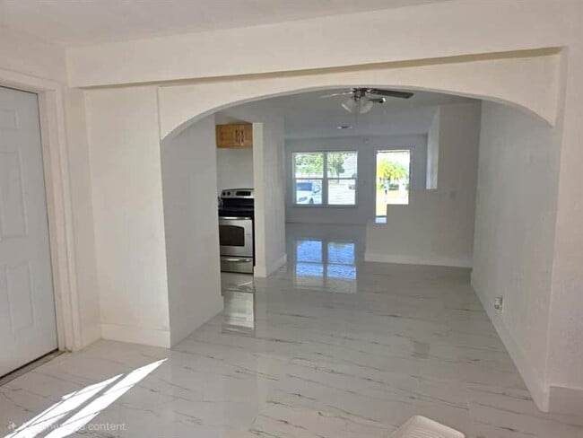 Photo - 364 NW 2nd Ct