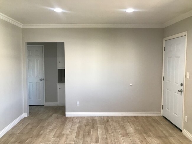 Photo - RUNNYMEDE Unit 0003