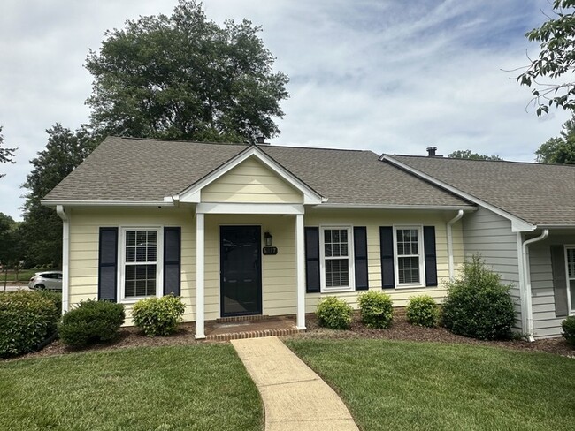 Charming End Unit w/2 Bed 2 Bath near Nort... - Charming End Townhome Unit w/2 Bed 2 Bath near Nort...