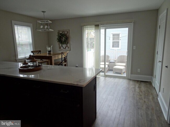 Photo - 210 W 9th St