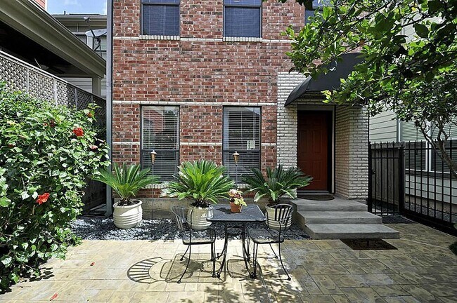 Photo - 543 W 16th St