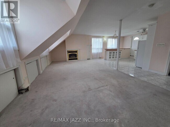 Photo - 132 Victoria St N