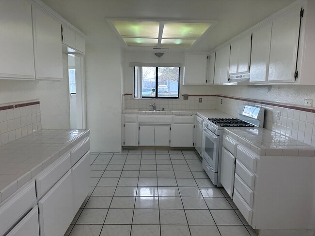 READY NOW! 3+2 Home In Golden Hills East With Garage! - READY NOW! 3+2 Home In Golden Hills East With Garage!