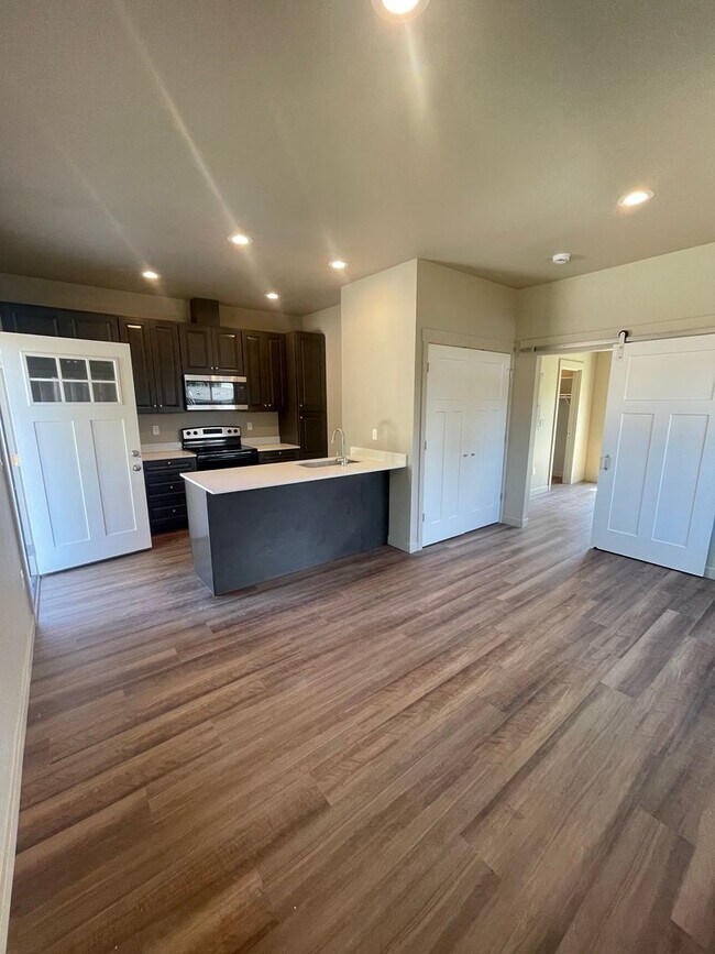 Building Photo - 176 Hiatt St Unit #178 Rental