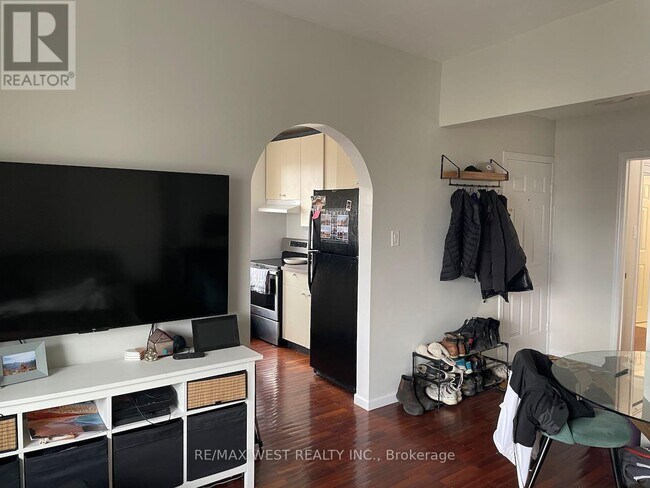 Photo - 96 Springhurst Ave Unit 2