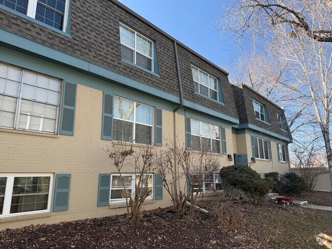 Building Photo - Evolve Real Estate: 2 Bedroom Condo in Den...