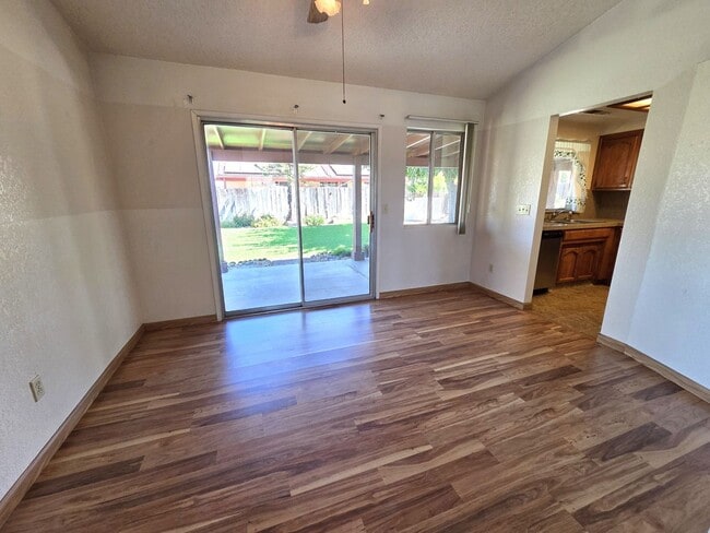 Photo - 550 Black Oak Ave
