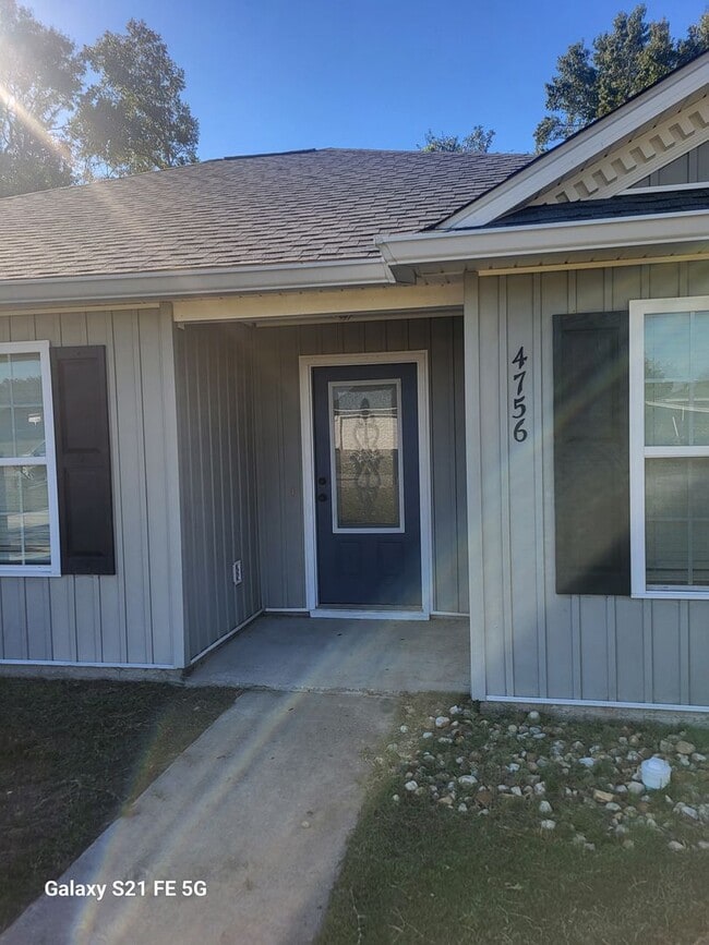 Photo - Beautiful 3/2 Near Moody Air Force Base; O...