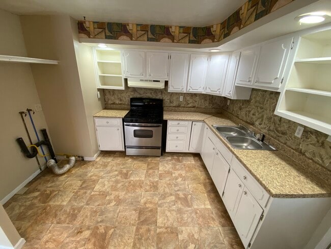 Photo - 2104 Panama St