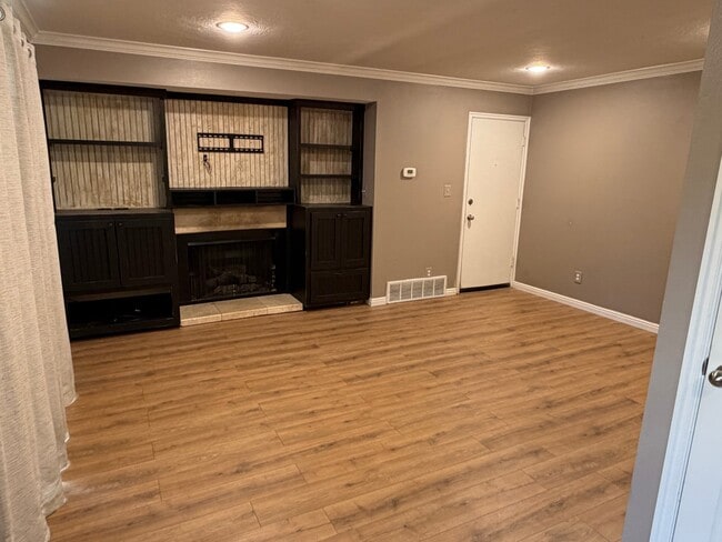 Building Photo - 5396 S Willow Ln Unit A