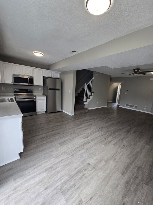 Building Photo - Renovated Duplex for rent Rental