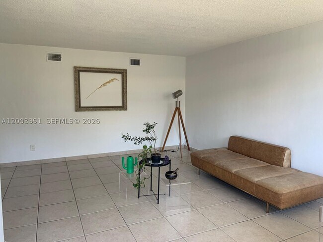 360 Meridian Ave Unidad 4C