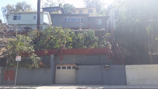 Photo - 2326 Riverside Dr Unidad UPSTAIRS