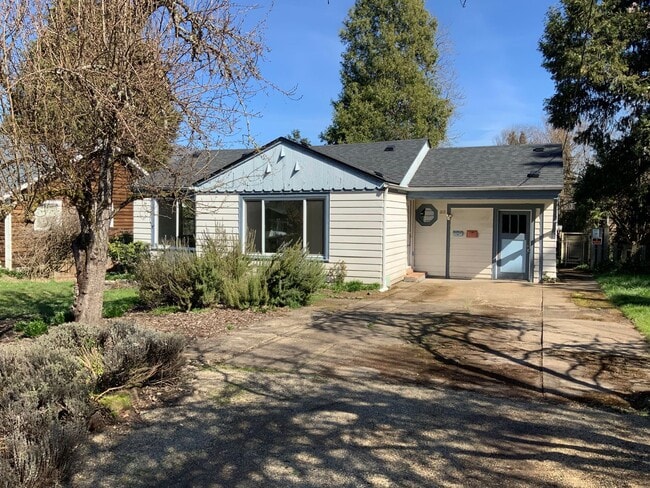 Building Photo - 3 Bedroom House in Whiteaker