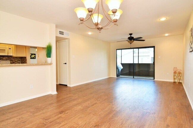 Photo - 3025 Walnut Bend Ln Condo Unit 31