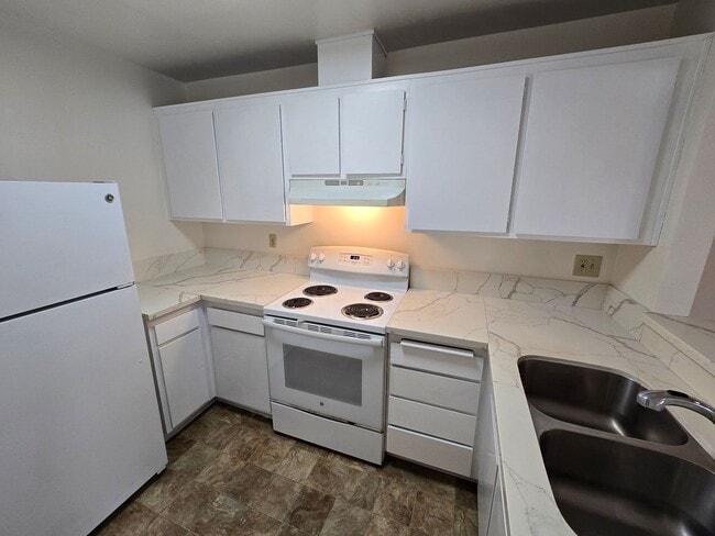 Photo - Bright Upstairs Studio Near Mesa College – Updated & Move-In Ready Unidad O