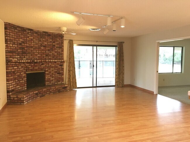 Photo - POOL!  Nice 3+2.5 Southwest Bakersfield - Laurelglen Area