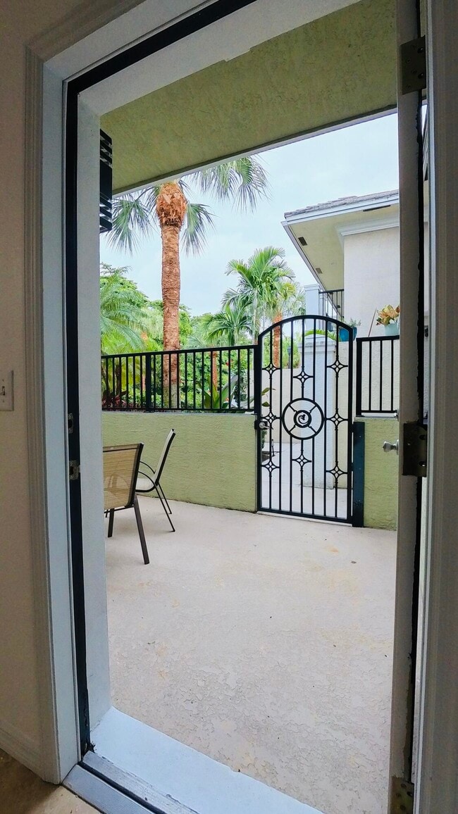 Building Photo - 1000 Palm Trail Rental