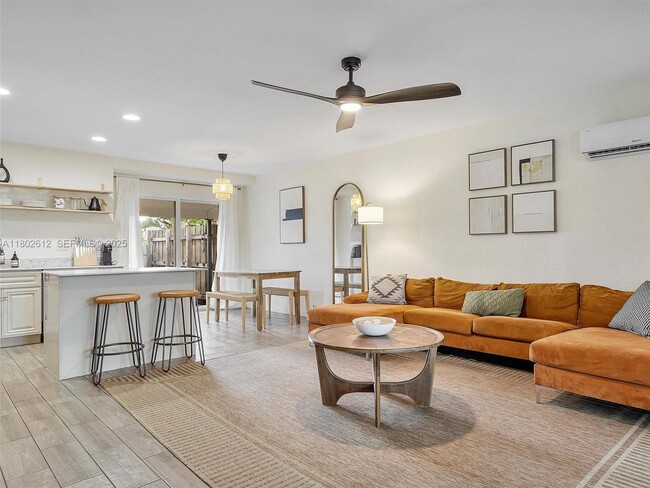 Building Photo - 300 SW 23rd St Unit 1