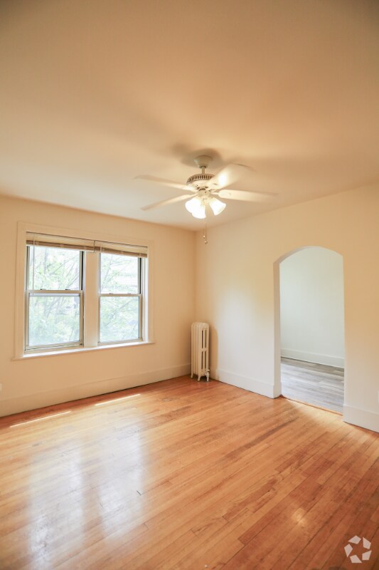 Building Photo - 1100 W Roscoe St Rental