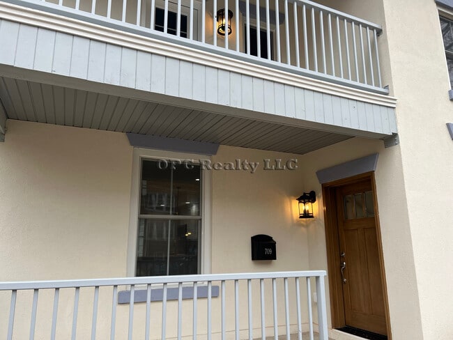 Photo - 709 Webster St