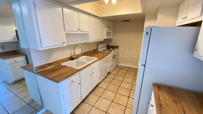 Photo - 5169 Vineland Rd Unit B208