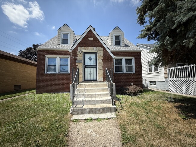 Building Photo - 666 Greenbay Ave Rental