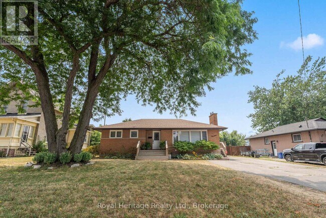 Photo - 19 Kawartha Dr