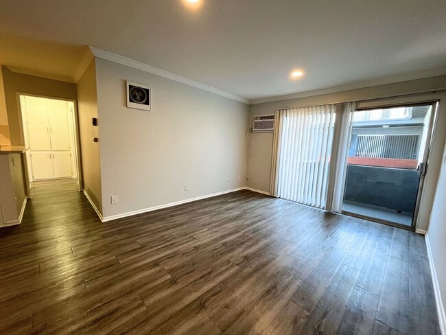 Photo - 4444 Ensign Avenue