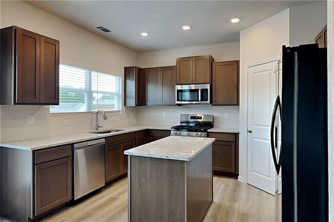 Photo - 769 Oakmont Trce