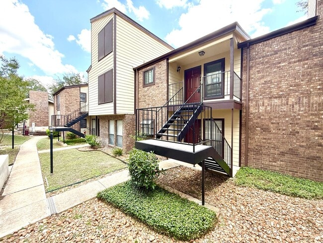 Building Photo - GORGEOUS 2 Bedroom 1 Bath Upstairs CONDO A...