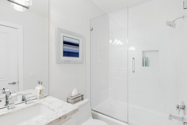 Photo - 1664 Sunset Plaza Dr Unidad # 2