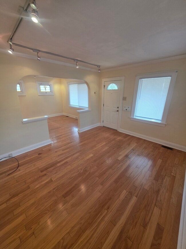 Photo - 6731 Lansdowne Ave