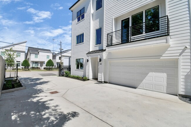 Building Photo - 2512 Gray St