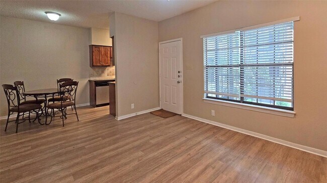 Photo - 203 E 31st St Unidad 207