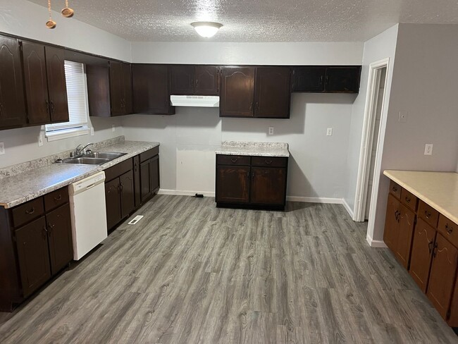 Cozy 3 Bedroom 2 Bathroom Townhouse - Cozy 3 Bedroom 2 Bathroom Townhouse