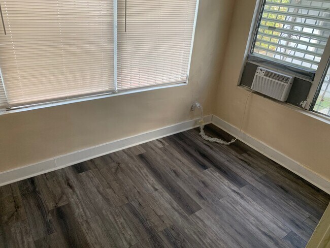 Photo - 1135 SW 6th St