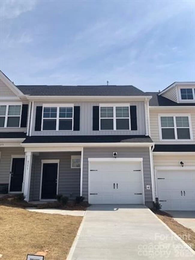Building Photo - 3 bedroom townhome available now!