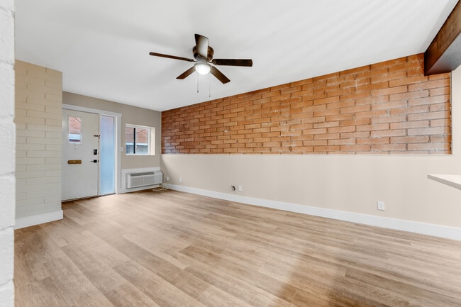 Photo - 2772 University Ave