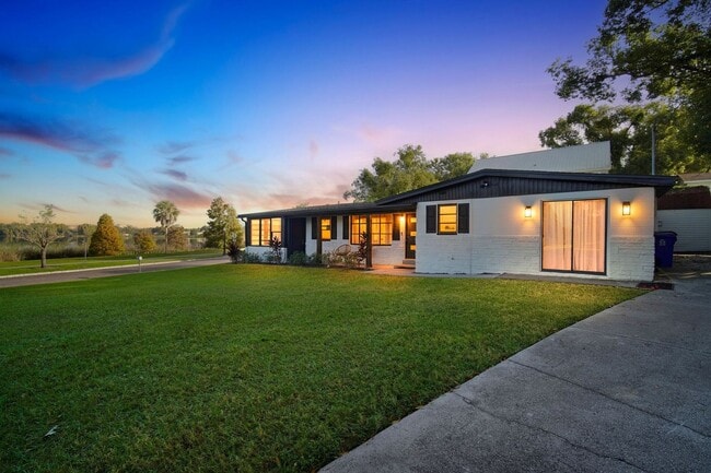 Building Photo - Discover lakeside living at its finest.