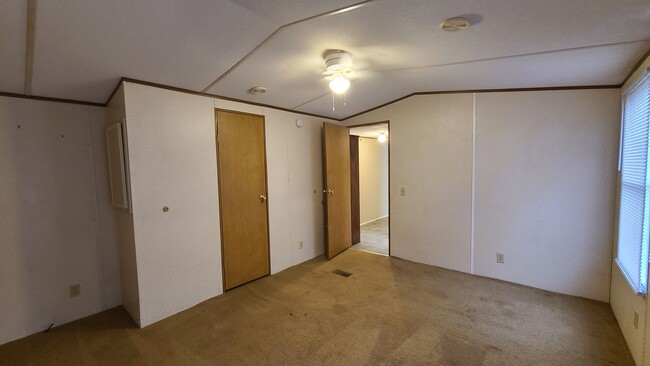 Photo - 77 Saturn Ln