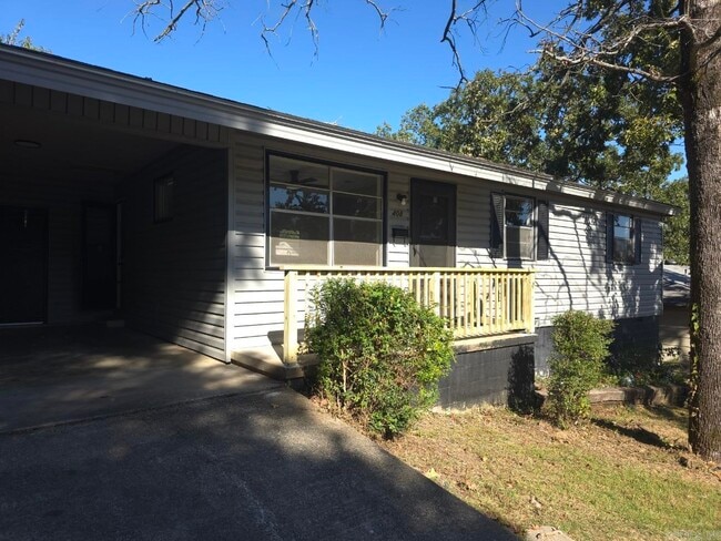 Photo - 408 Lindenhurst Dr