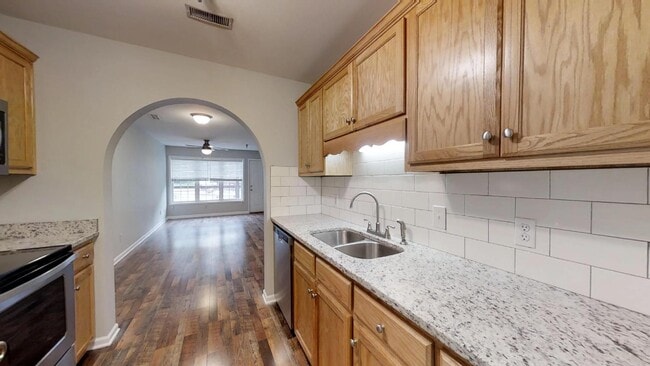 Photo - 1555 W King St