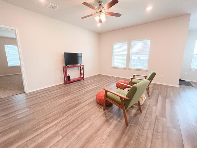Photo - 2824 Gilchrist Dr