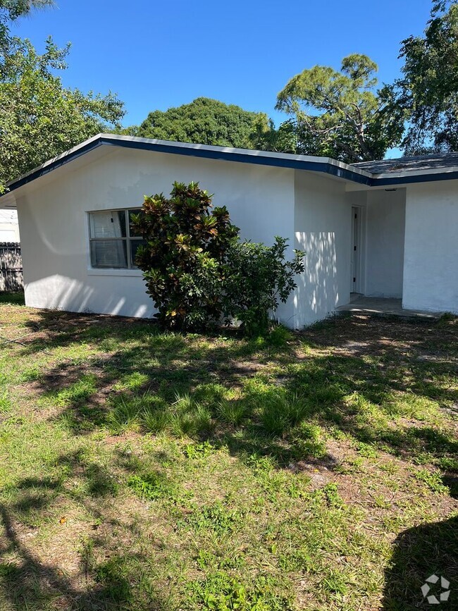 Building Photo - 3/2 Updated Family Home in Ft. Pierce with...