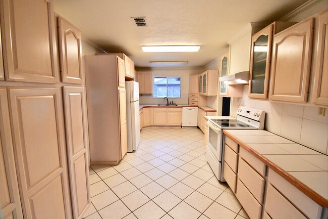 Photo - Gorgeous 4 Bedroom 2 Bathroom Kempner Home!