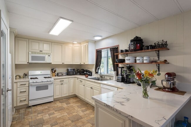 Building Photo - 55+ Senior Community~ 2 bed/2 bath with Am... Rental