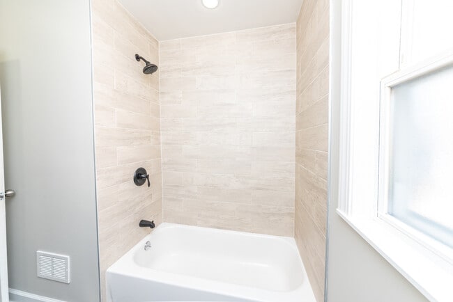 Photo - 2745 W Gregory St Unidad 1